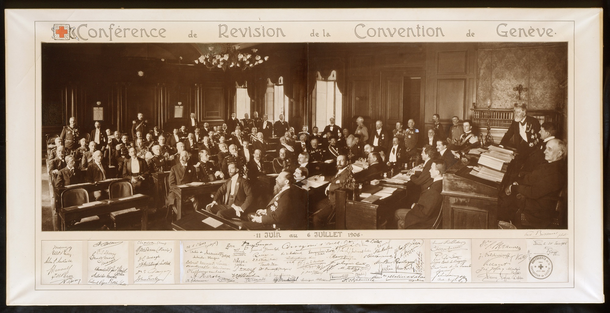 Bemedaled participants at the closing session of the Diplomatic Conference for the Revision of the 1864 Convention at the Geneva city hall, on 6 July 1906. © ICRC Archives