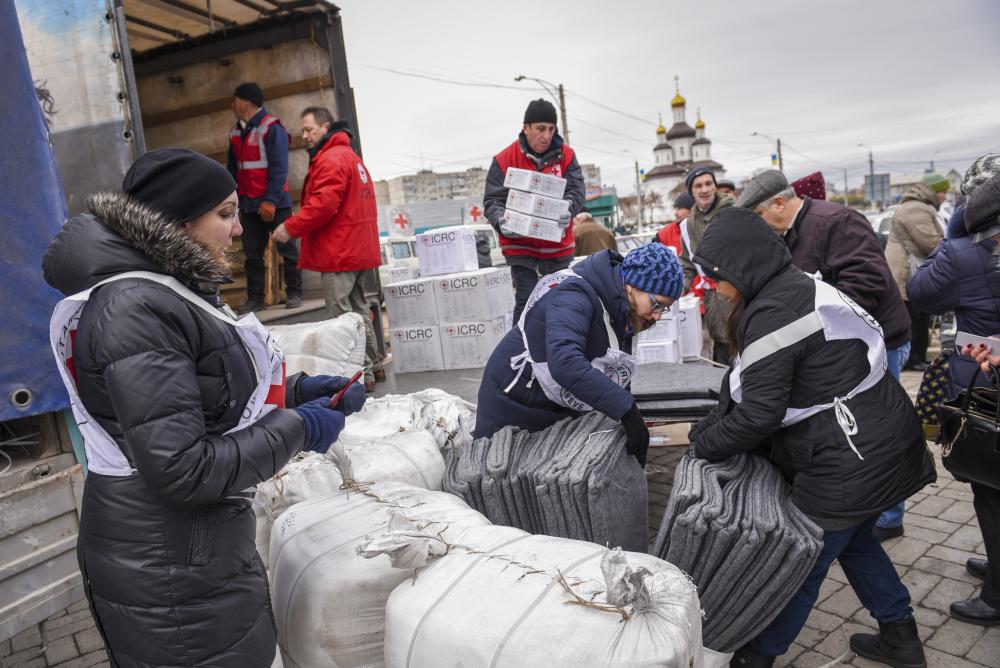 The ICRC distributes food parcels and hygiene items to IDPs in Shyrokyne, Ukraine in 2018